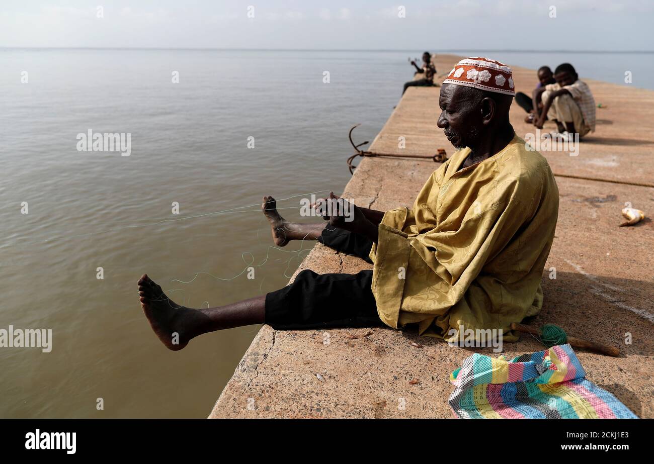 Un Pecheur Peche En Face De L Ile Kunta Kinte Au Port De Jufureh Albreda Sur La Rive Nord De La Gambie Gambie Le Juillet 19 L Ile De Kunta Kinte Etait L Un Un Pecheur Peche En Face De L Ile Kunta Kinte Au Port De Jufureh Albreda Sur La Rive Nord De La Gambie Gambie Le Juillet 19 L Ile De Kunta Kinte Etait L Un