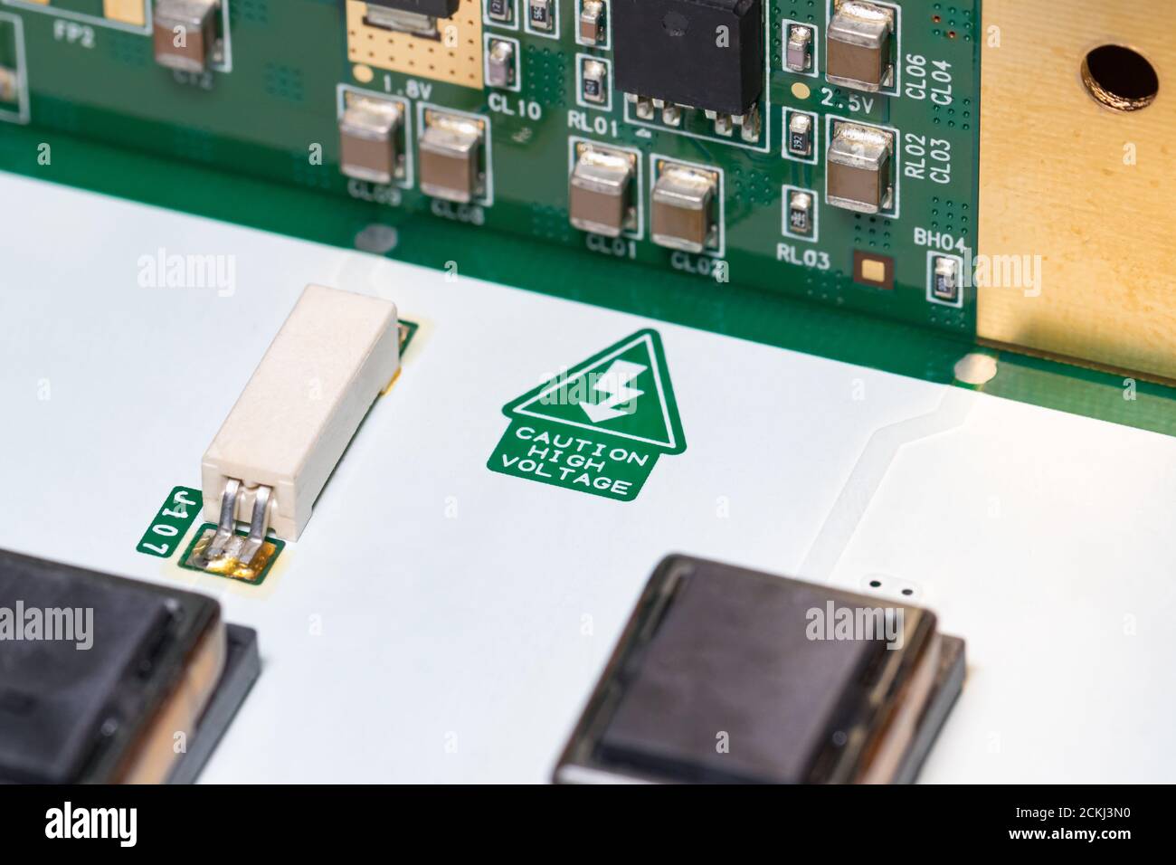 Carte électronique avec avertissement de haute tension. Concept de recyclage, de réparation et de service des ordinateurs et des téléviseurs Banque D'Images