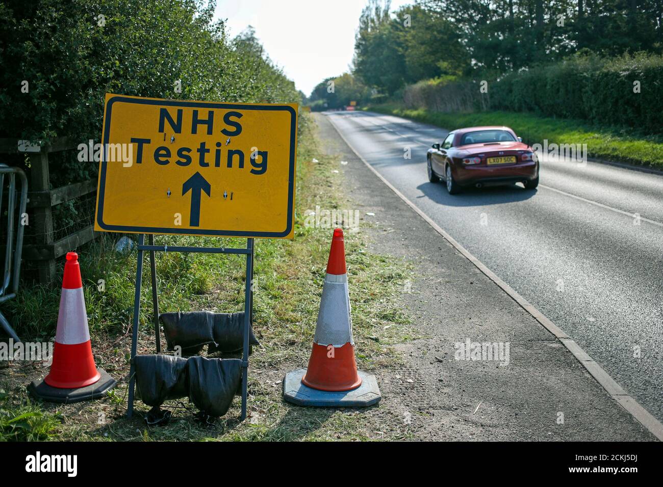 Un panneau indiquant le trafic vers un centre de test du coronavirus NHS près de Newbury. Banque D'Images