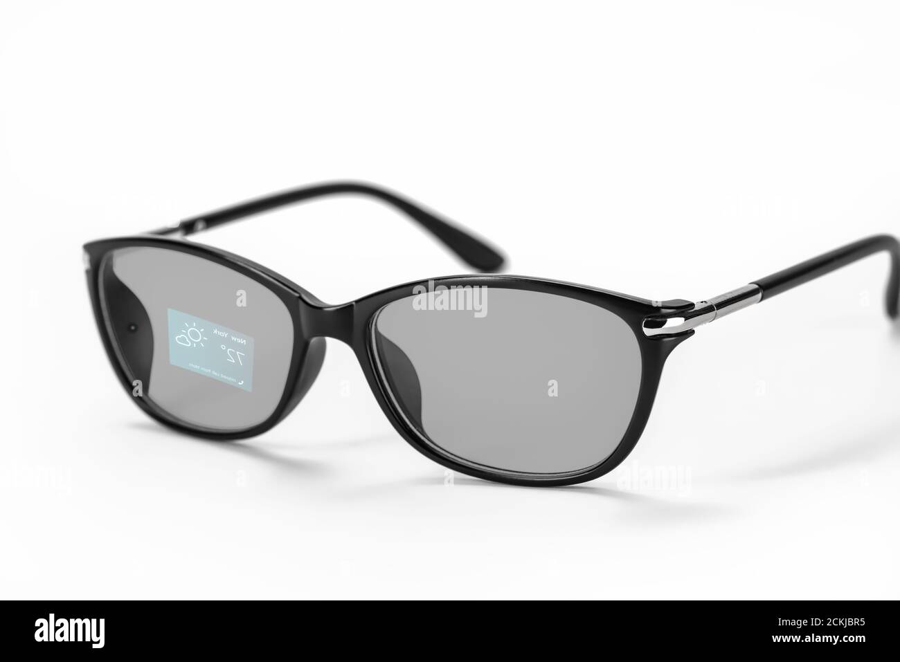 Application météo affichée sur des lunettes intelligentes sur fond blanc Banque D'Images