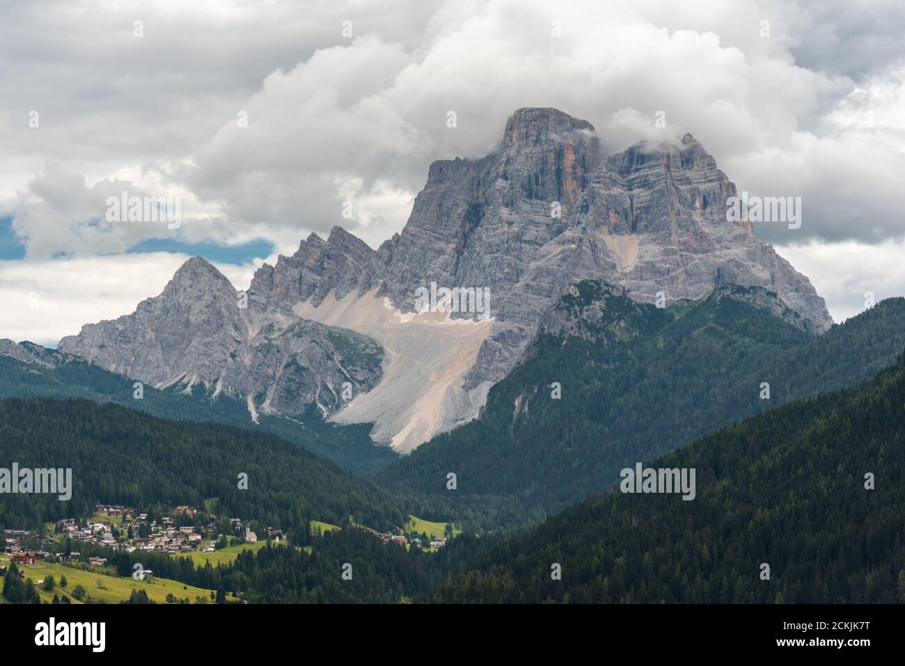 Vue sur le mout Pelmo depuis Colle Santa Lucia dans les Dolomites, Italie Banque D'Images