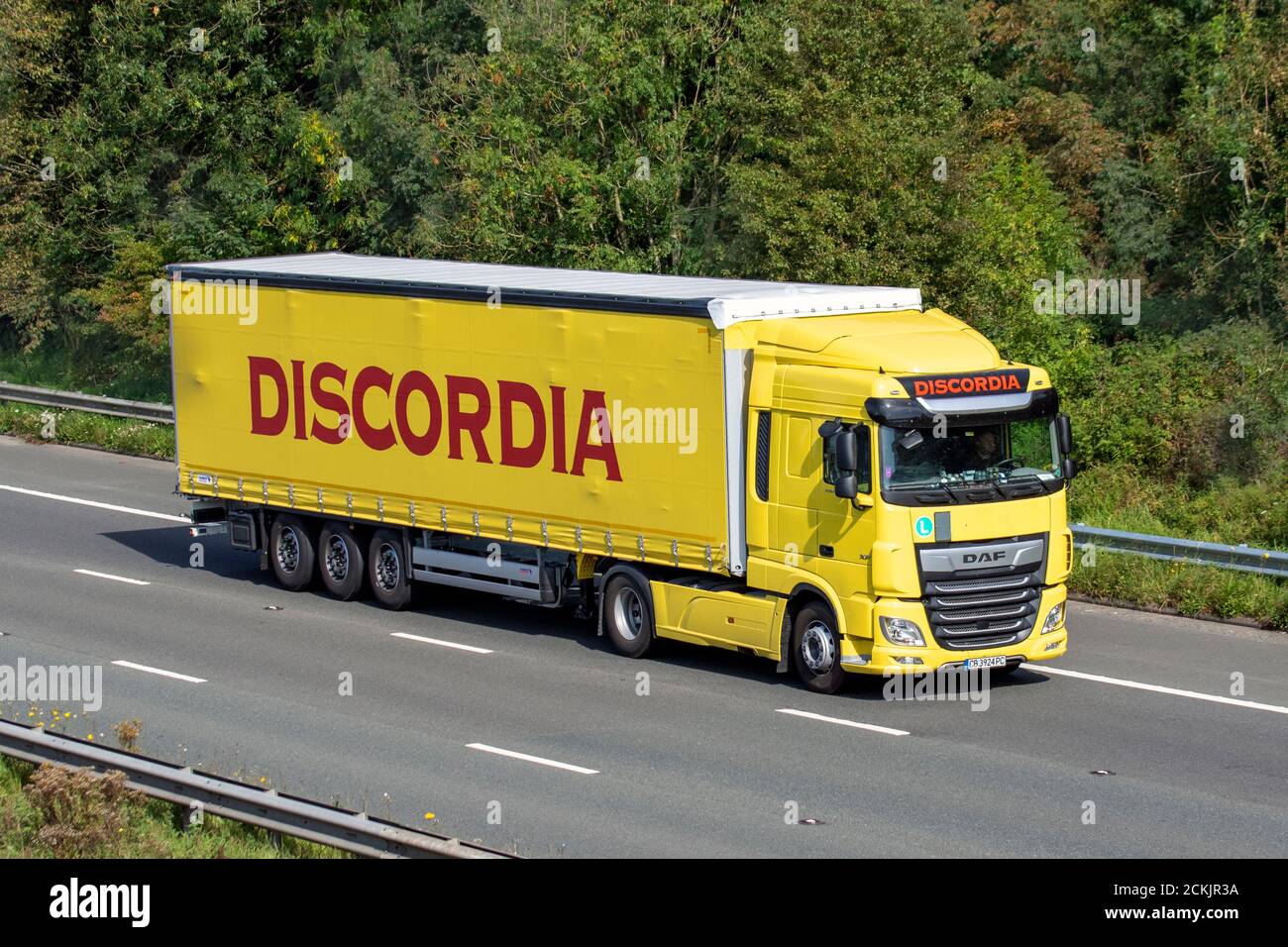 DISCORDIA (Service de transport à Sofia, Bulgarie) jaune transport camions de livraison, camion, transport, camion, porte-cargaison, Véhicule, industrie européenne du transport commercial HGV, M6 à Manchester, Royaume-Uni Banque D'Images