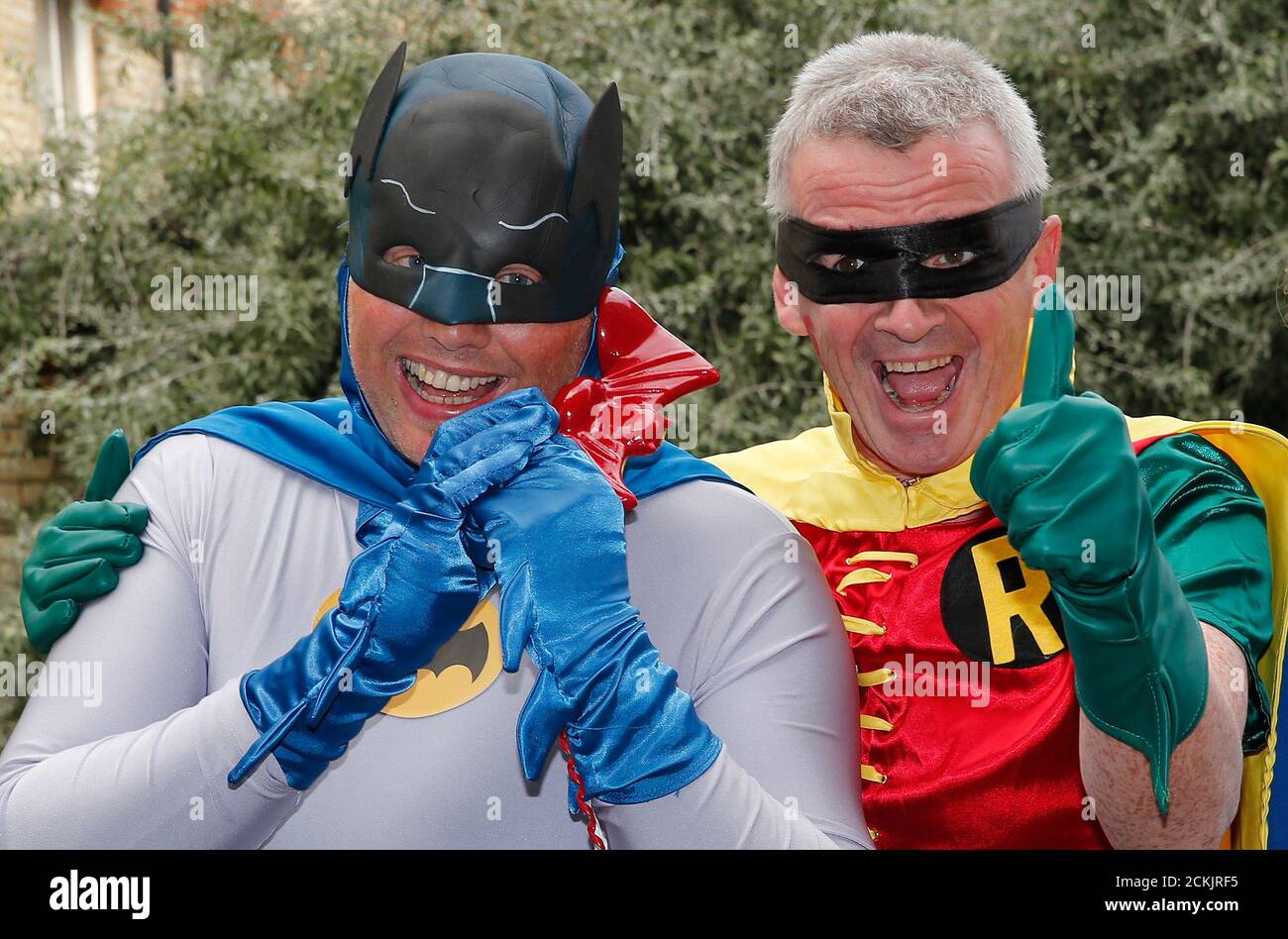 Le chef de la direction de Carchalutier, Mike McGearty (L), et le chef de  la direction de Ryanair, Michael O'Leary, posent habillés comme Batman et  Robin à Londres, en Grande-Bretagne, le 25