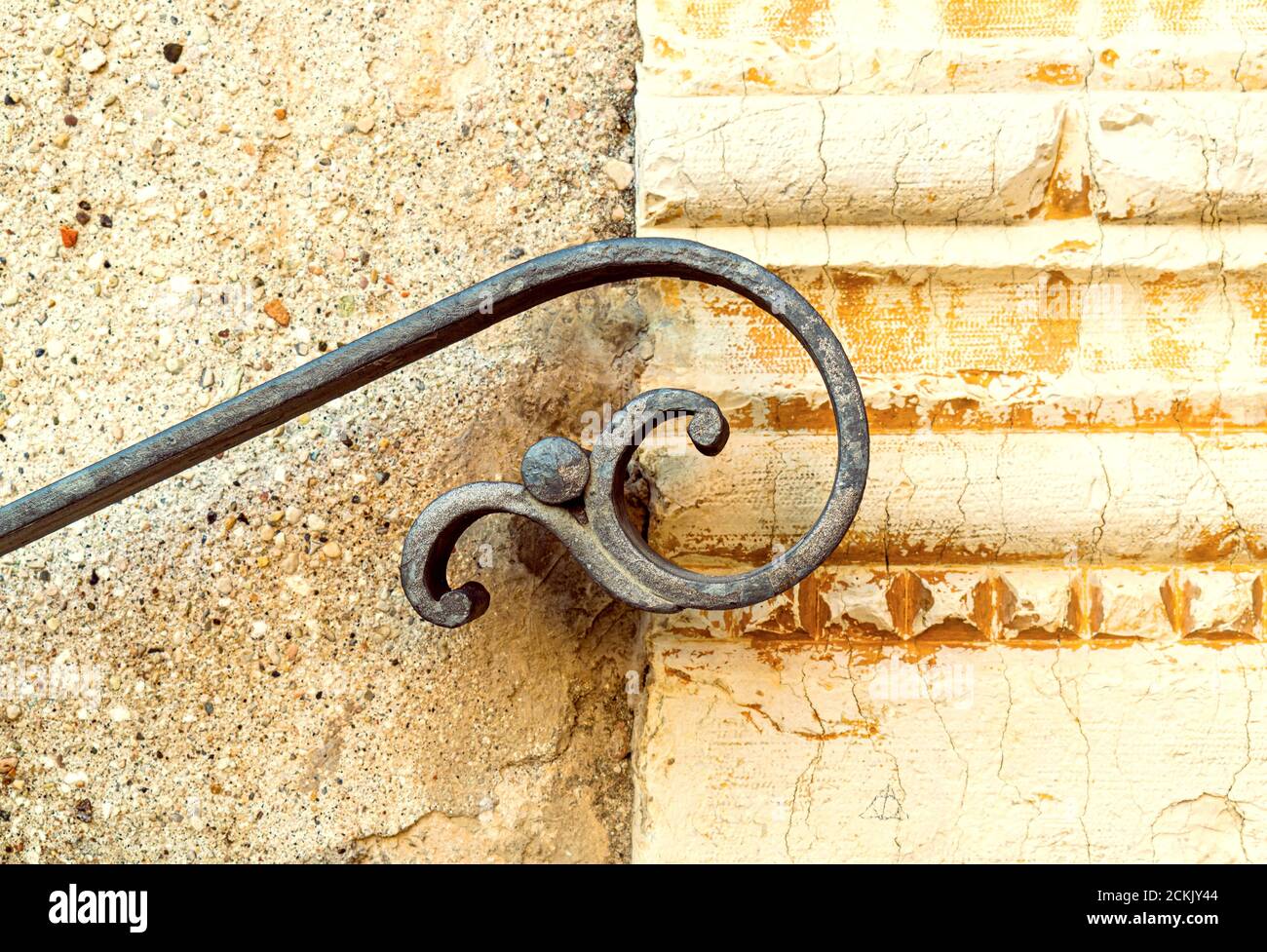 Mur extérieur avec détail de l'ancienne main courante en fer forgé de