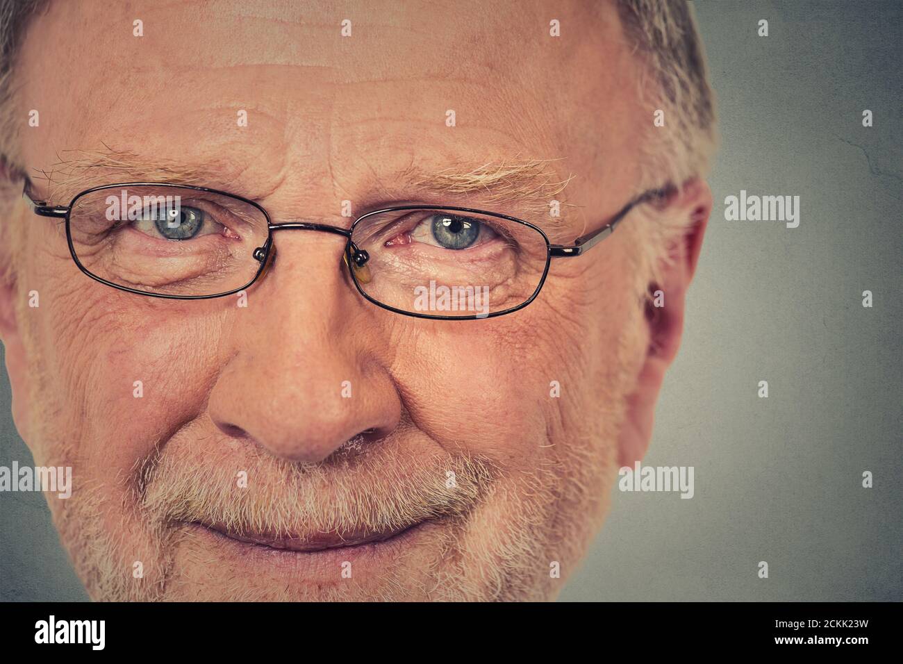 Portrait de Happy Old Man avec des lunettes Banque D'Images