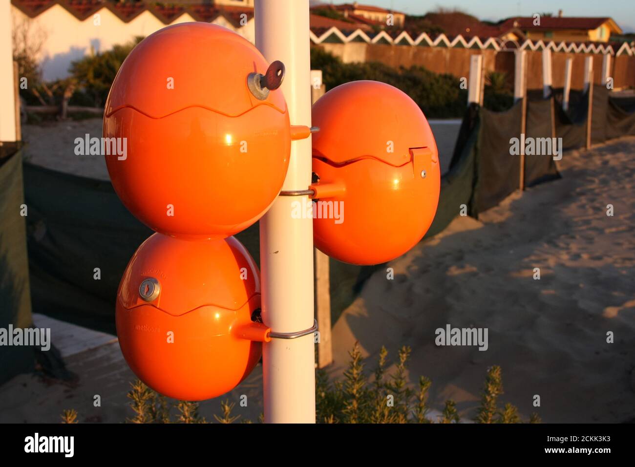 œufs en plastique orange pour recharger la batterie du téléphone même en  vacances à la plage en toscane Photo Stock - Alamy