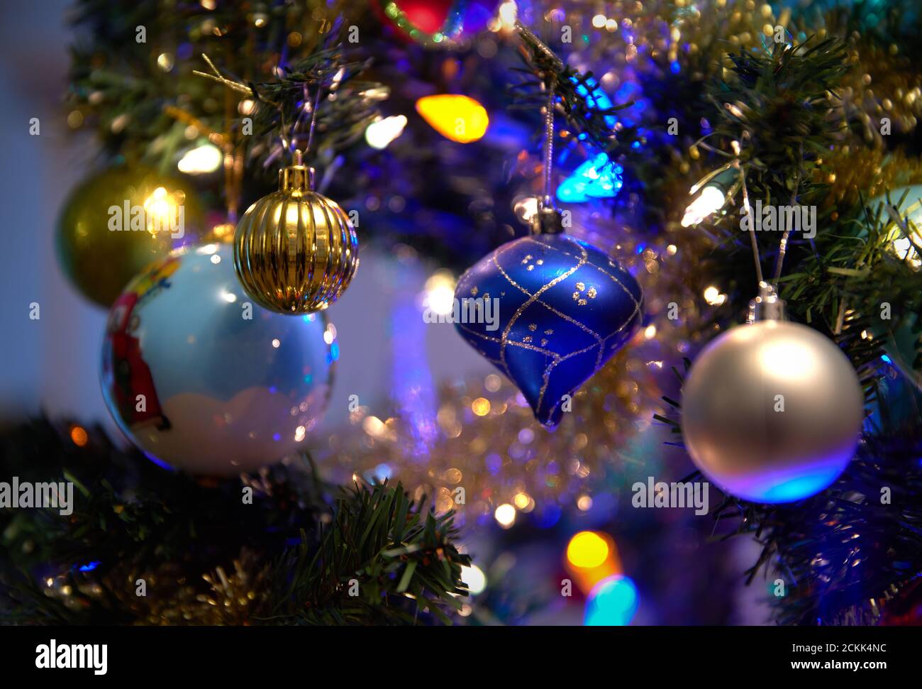 Décorations pour arbres de Noël. Mise au point sélective de décorations sur un arbre de Noël. Banque D'Images