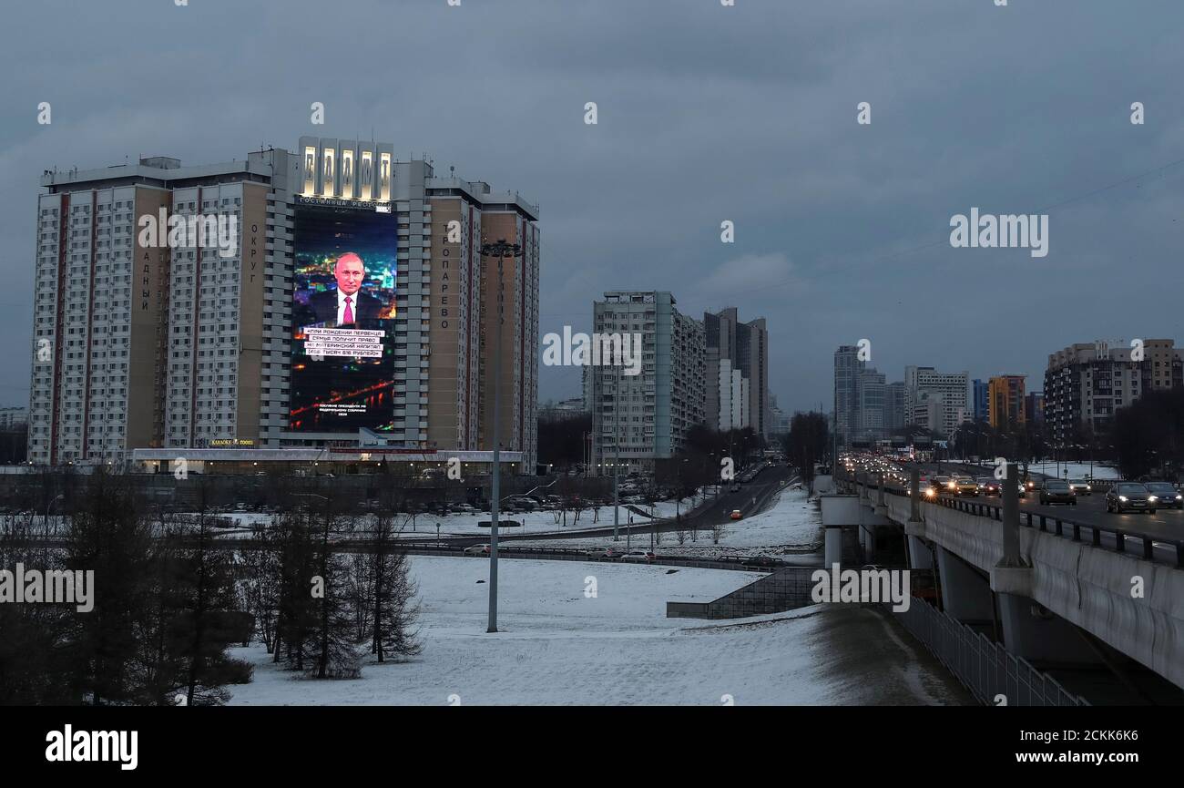 Un Ecran Electronique Installe Sur La Facade D Un Hotel Montre Une Image Du President Russe Vladimir Poutine Et Une Citation De Son Discours Annuel A L Assemblee Federale De Moscou Russie Le 15