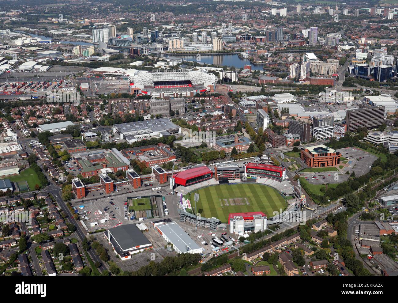 Vue aérienne du terrain de cricket d'Old Trafford en direction du nord Remonter Brian Statham Way jusqu'au terrain Old Trafford de Manchester United Et au-delà de Salford Quays Banque D'Images