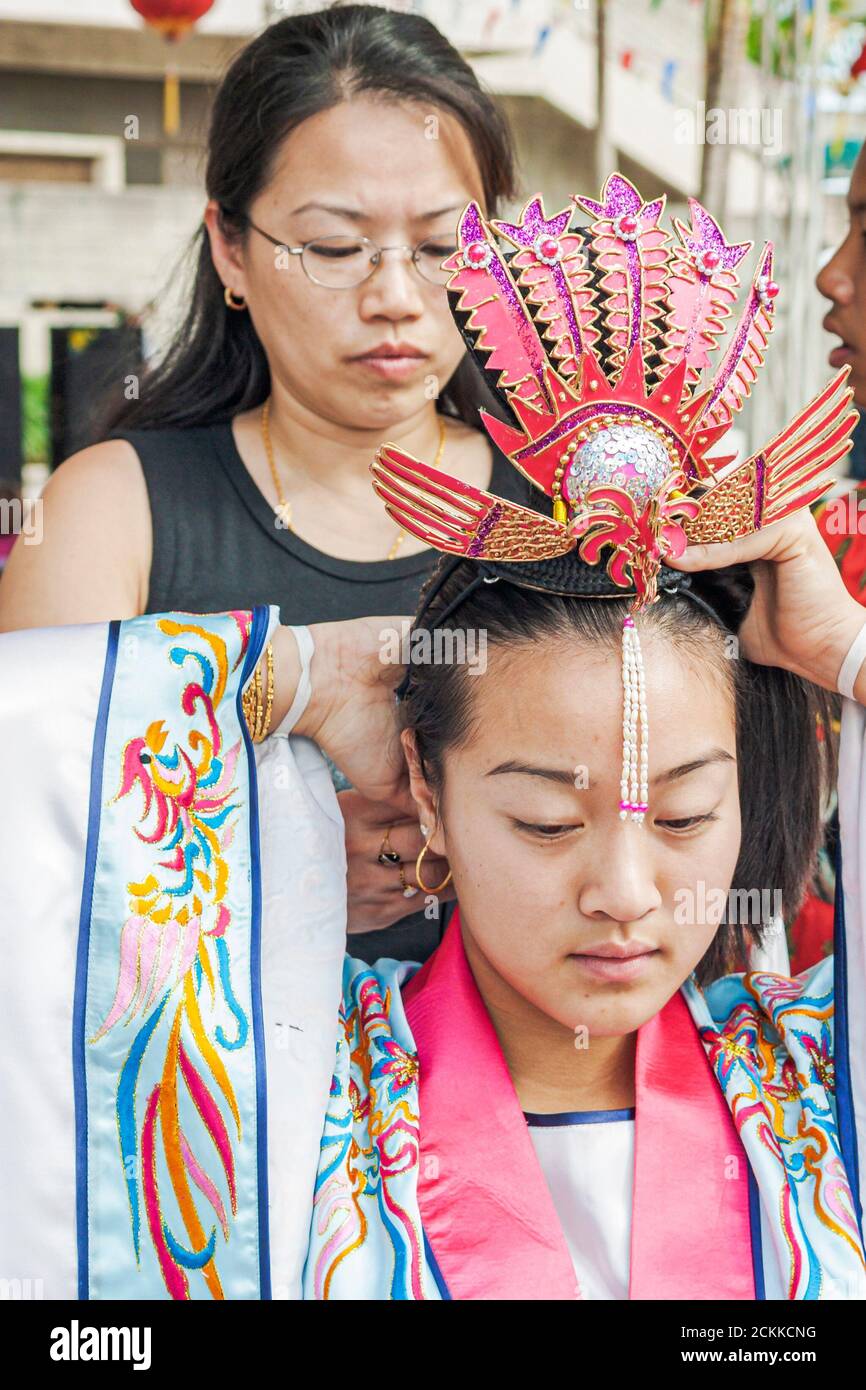 Florida Kendall, Miami Dade College, école, campus, festival du nouvel an chinois événement ethnique, ajustement du costume de danse femmes femme asiatique Banque D'Images