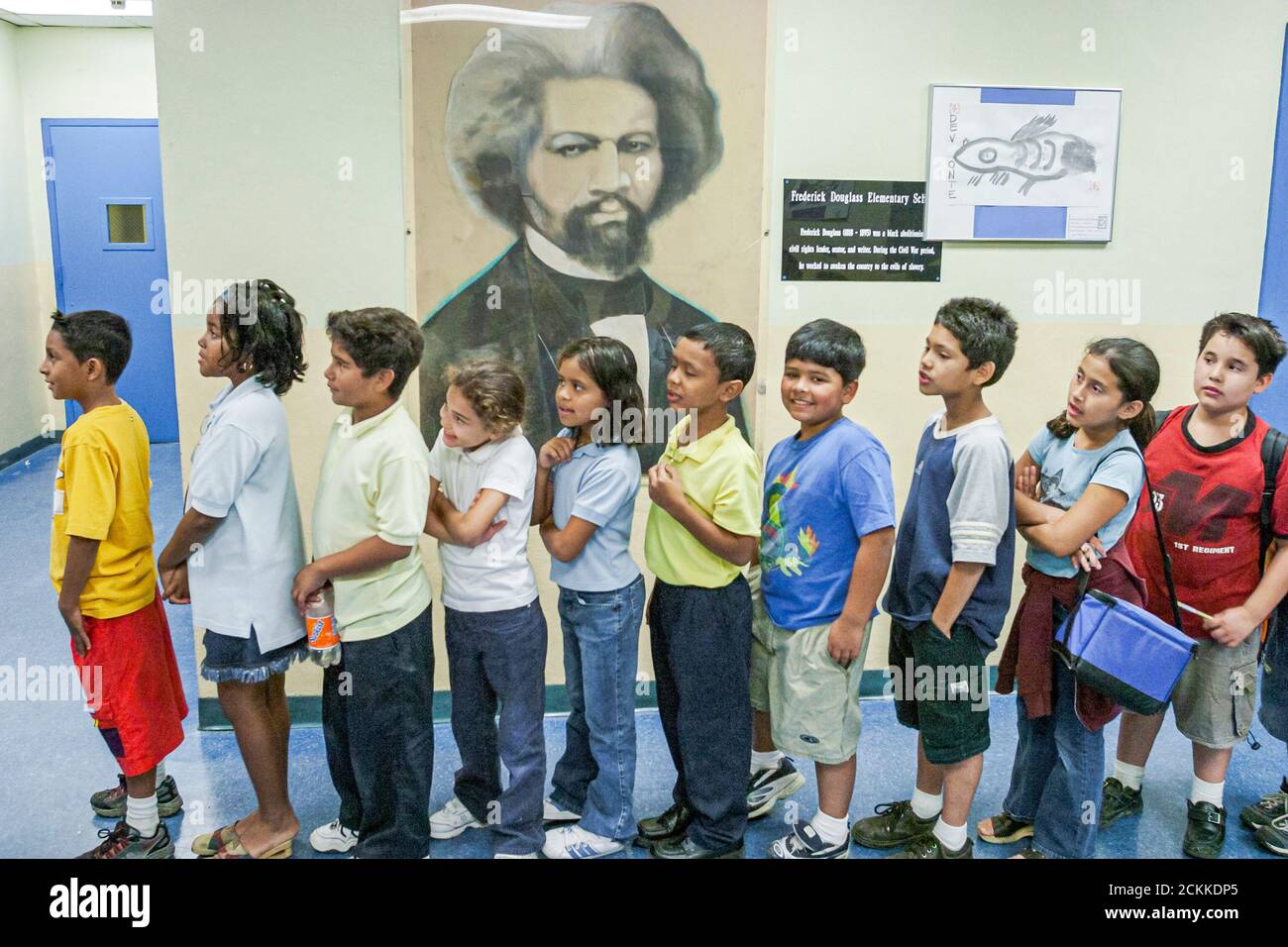 Miami Florida,Frederick Douglass Elementary School,faible revenu,étudiants,hispaniques garçons filles,hall couloir debout file d'attente portrait historique Banque D'Images