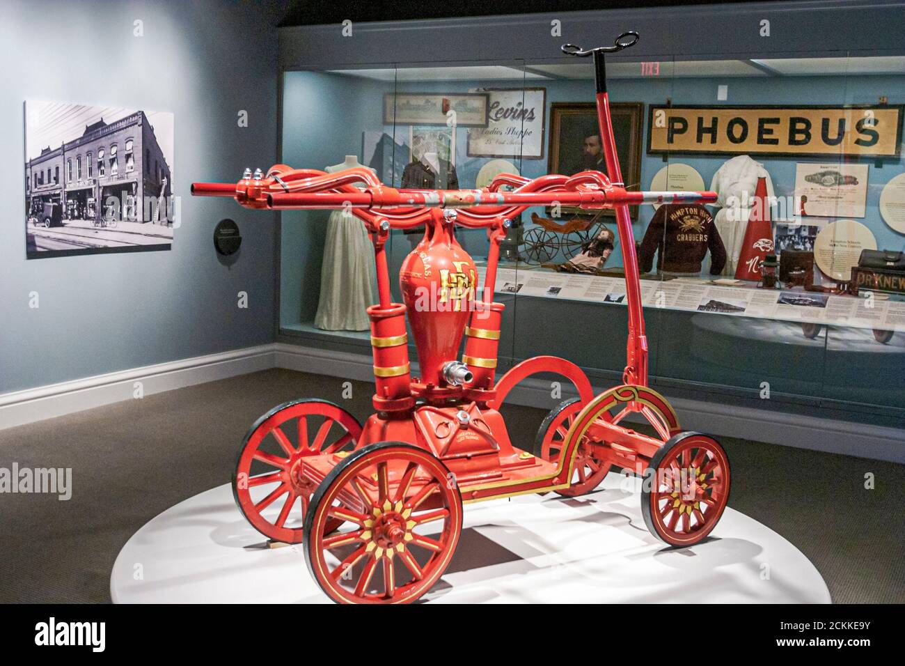Hampton Virginia, Tidewater Area, Hampton History Museum, intérieur collection exposition, antique manuel feu moteur camion rouge 1884 Banque D'Images