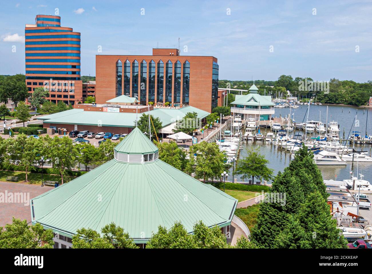 Hampton Virginia, Tidewater Area, Hampton River eau marina bateaux port, paysage urbain, bâtiments, ville gratte-ciel repère sites scène dans une photo Banque D'Images