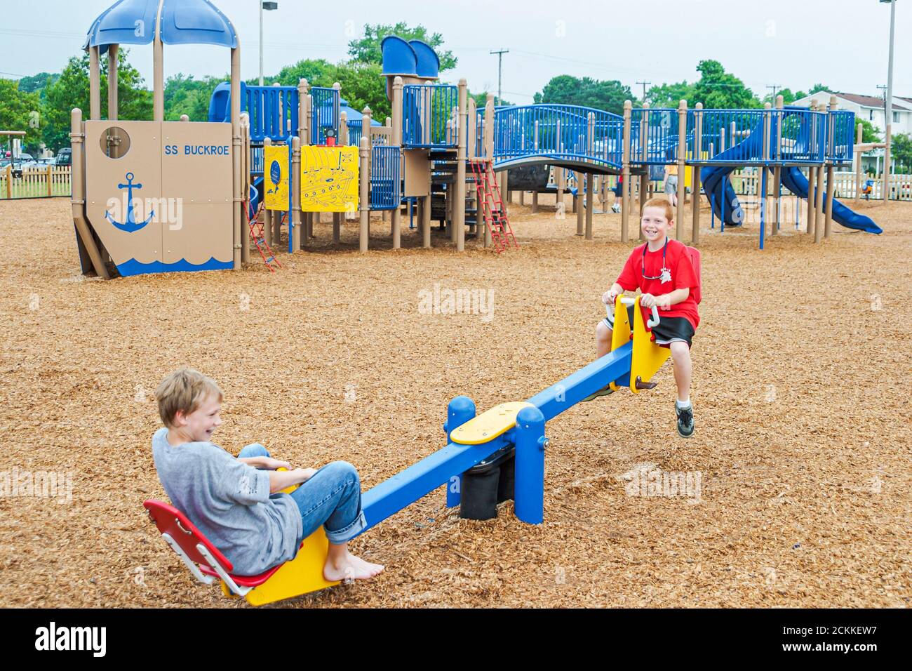 Hampton Virginia, Tidewater Area, Buckroe Beach, parc public terrain de jeu Seaw en utilisant l'équitation sur garçons garçon amis, les gens de loisirs personne Banque D'Images