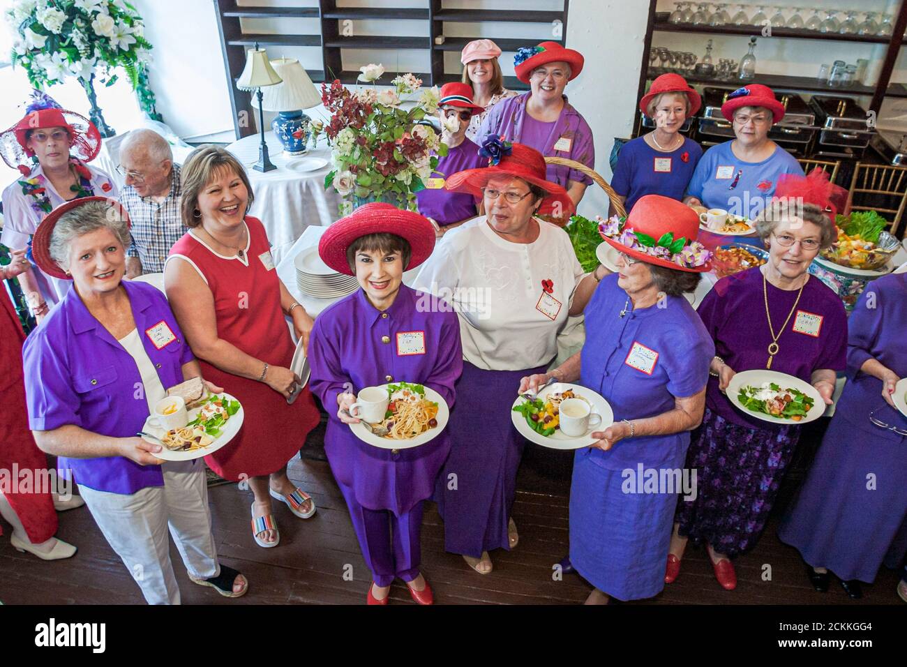 Virginia Newport News The Boxwood Inn, hôtel hôtels auberge, Red Hatters femmes club vêtements portant chapeau chapeaux, Américains, Banque D'Images