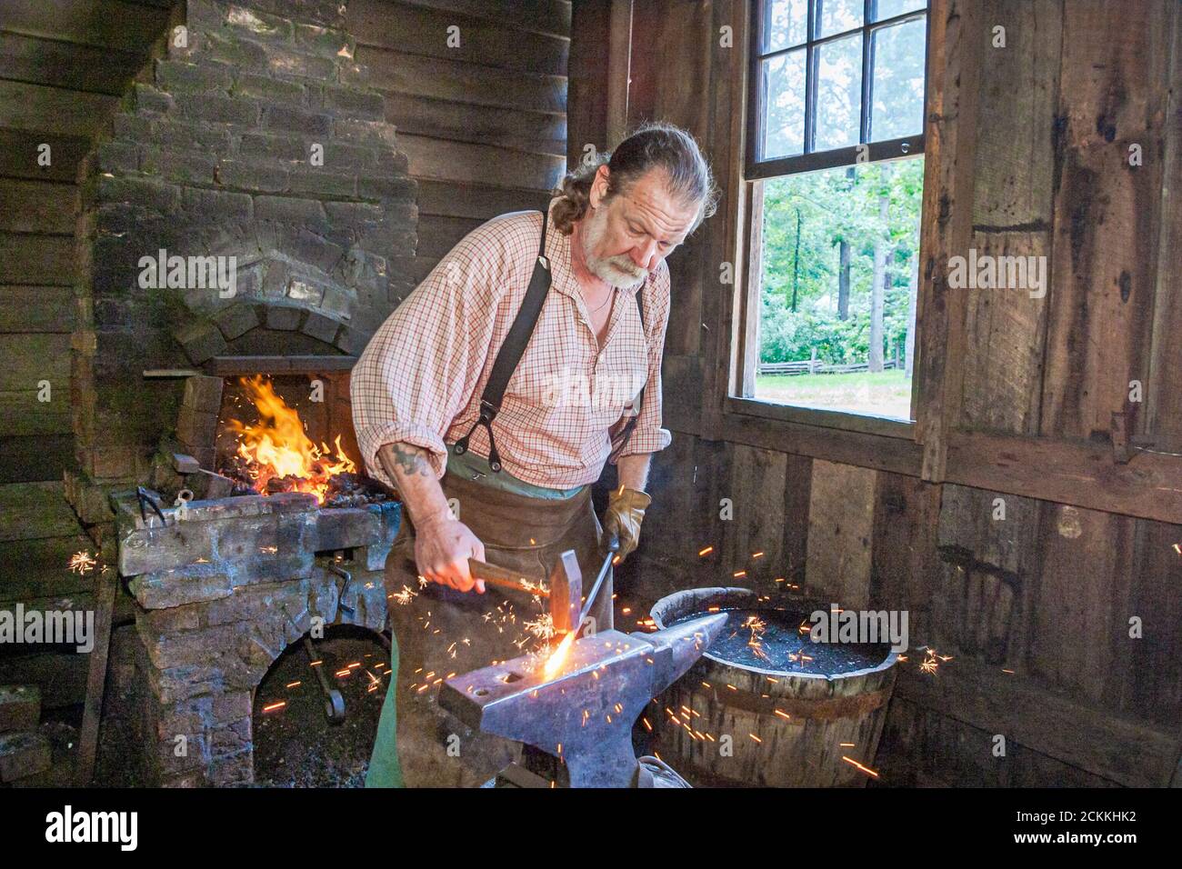 Virginia Appalachian Mountains Explore Park, forgeron atelier homme de travail, Banque D'Images