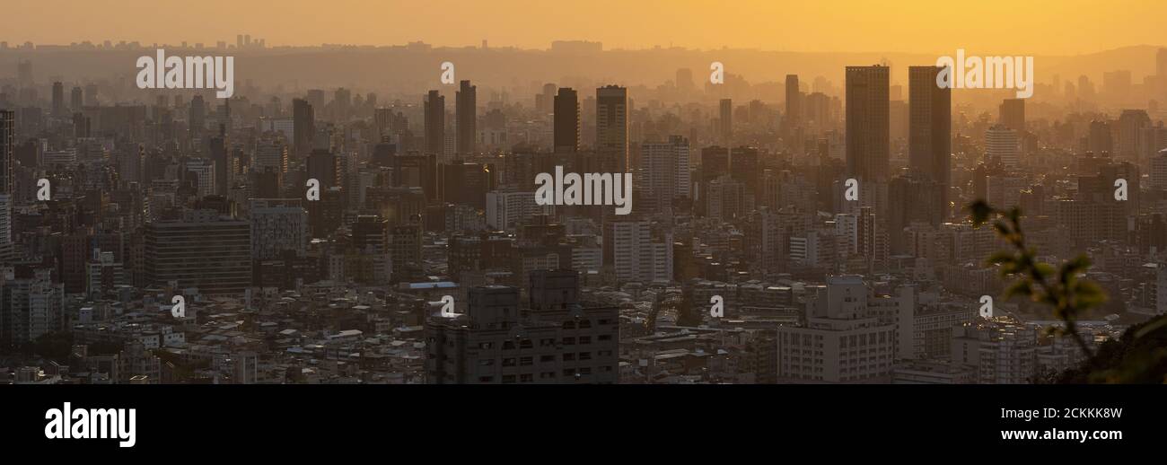 Vue d'en haut, superbe coucher de soleil sur la ville de Taipei. Vue panoramique depuis le mont Elephant à Taipei, Taiwan. Banque D'Images