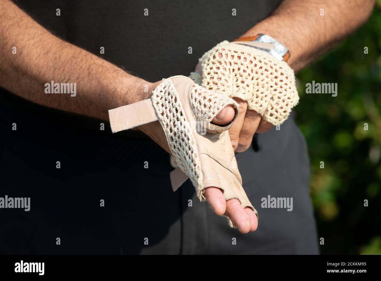Hommes mains porte conducteur gants Banque D'Images