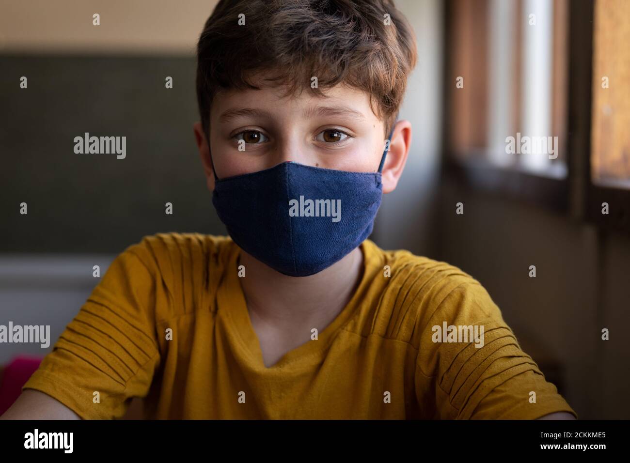 Portrait d'un garçon portant un masque facial à l'école Banque D'Images