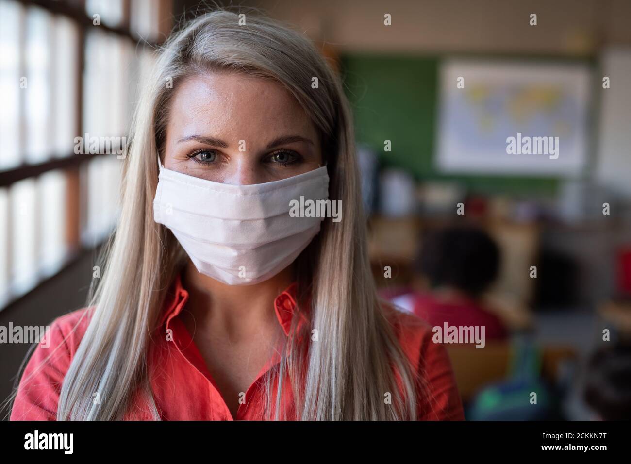 Portrait d'une enseignante portant un masque facial à l'école Banque D'Images