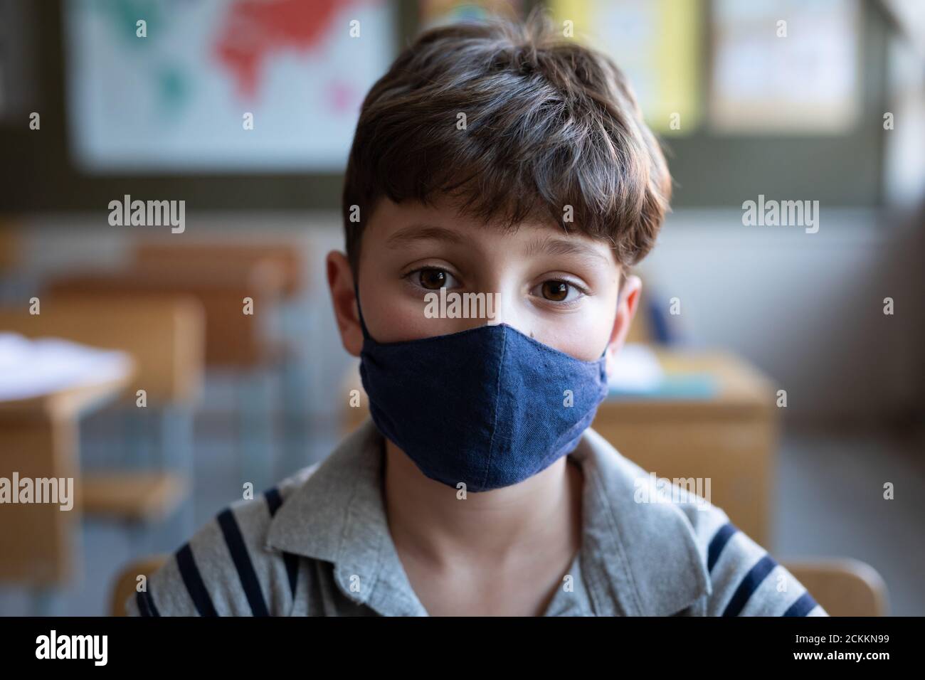 Portrait d'un garçon portant un masque facial à l'école Banque D'Images