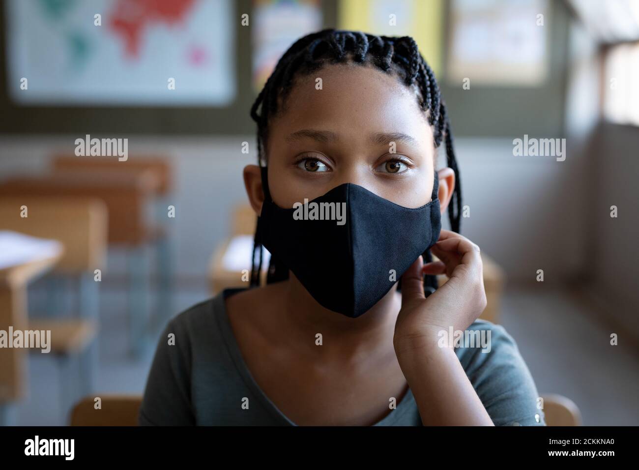 Portrait d'une fille portant un masque facial à l'école Banque D'Images