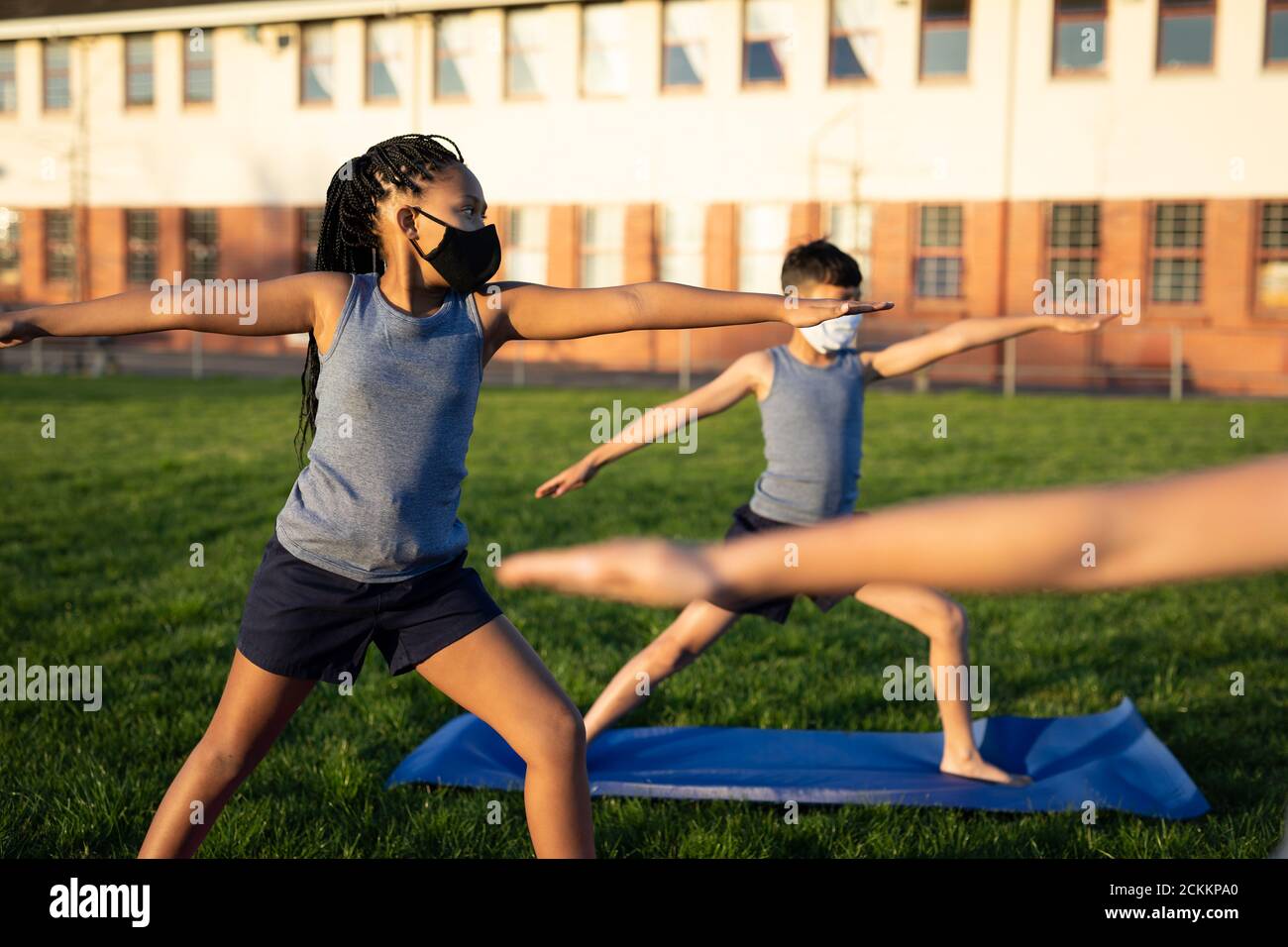 Fille portant un masque de yoga dans le jardin Banque D'Images