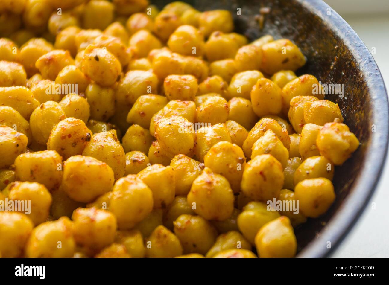 Cuisson des pois chiches avec des épices dans une casserole, gros plan Banque D'Images