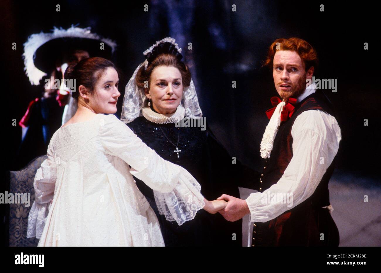 l-r: Sophie Thompson (Helena), Barbara Jefford (comtesse de Rousillion), Toby Stephens (Bertram) dans TOUT LE BIEN QUI SE TERMINE BIEN par Shakespeare à la Royal Shakespeare Company (RSC), Swan Theatre, Stratford-upon-Avon, Angleterre 30/06/1992 conception: John Gunter éclairage: Rick Fisher directeur: Peter Hall Banque D'Images