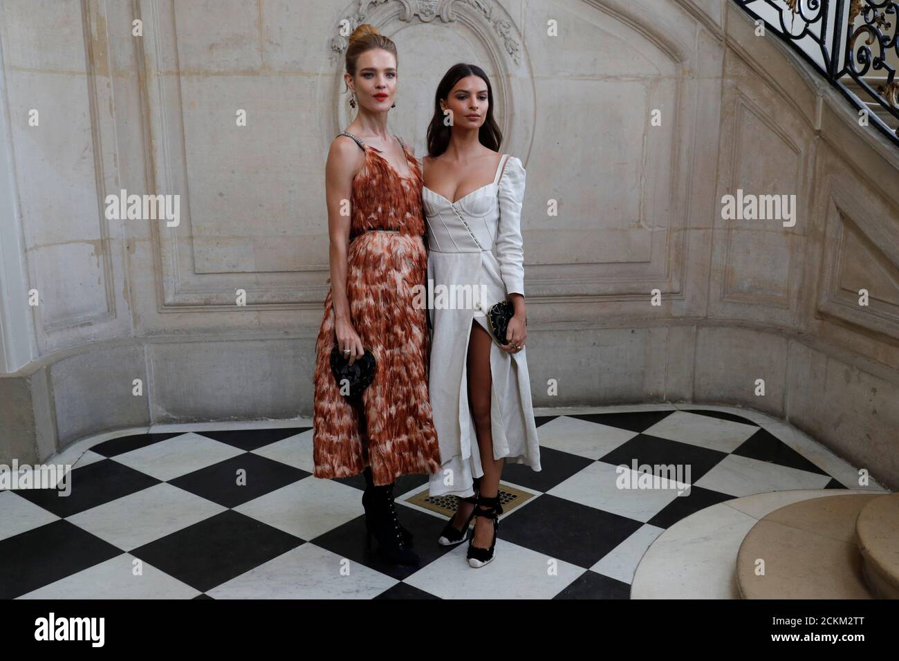 Modèles Natalia Vodianova et Emily Ratajkowski posent lors d'un photocall  avant le printemps/été 2018 pour femmes prêt-à-porter collection show pour  la maison de mode Dior pendant la semaine de la mode de