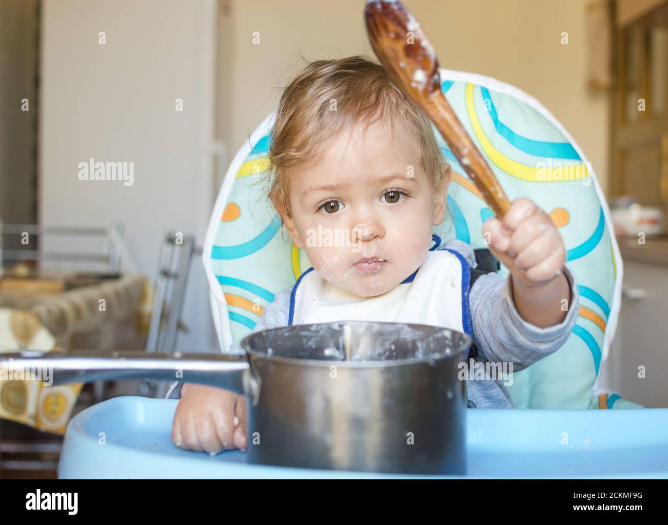 Drole De Bebe Enfant Se Nourrissant De Cereales Desordonnees Ou De Porridge Par Lui Meme Avec Une Cuillere En Bois Directement De La Marmite Photo Stock Alamy Drole De Bebe Enfant Se Nourrissant De Cereales Desordonnees Ou De Porridge Par Lui Meme Avec Une Cuillere En Bois Directement De La Marmite Photo Stock Alamy