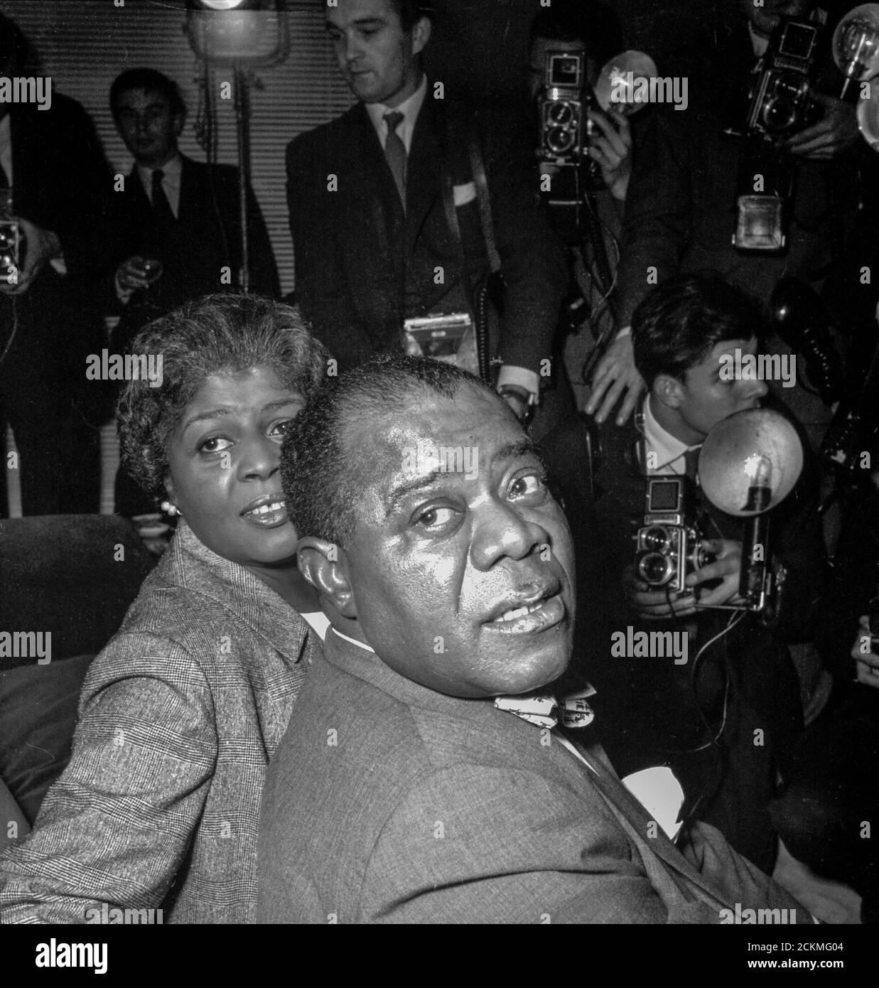 En 1960, Louis Armstrong, chanteur de jazz et trompettiste afro-américain, avec sa femme Lucile Wilson Banque D'Images