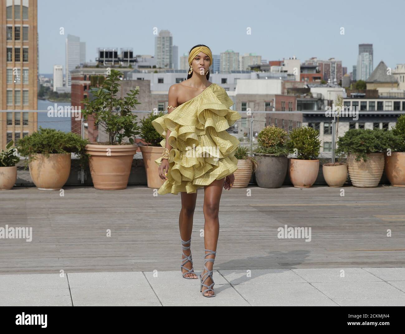 New York, États-Unis. 16 septembre 2020. Un mannequin marche sur la piste au salon de la mode Bronx et Banco sur le toit de Spring Studios comme parc de la semaine de la mode de New York le mardi 15 septembre 2020 à New York. En raison de la pandémie de coronavirus, presque tous les spectacles seront virtuels sans participants et certains grands designers opteront pour passer tout à fait. Photo de John Angelillo/UPI crédit: UPI/Alay Live News Banque D'Images