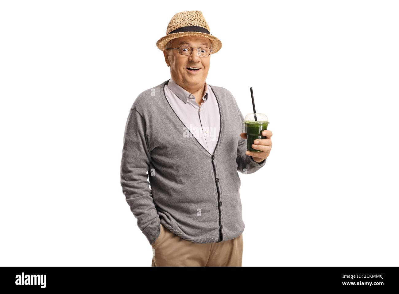 Homme âgé tenant un smoothie vert sain dans un plastique tasse isolée sur fond blanc Banque D'Images
