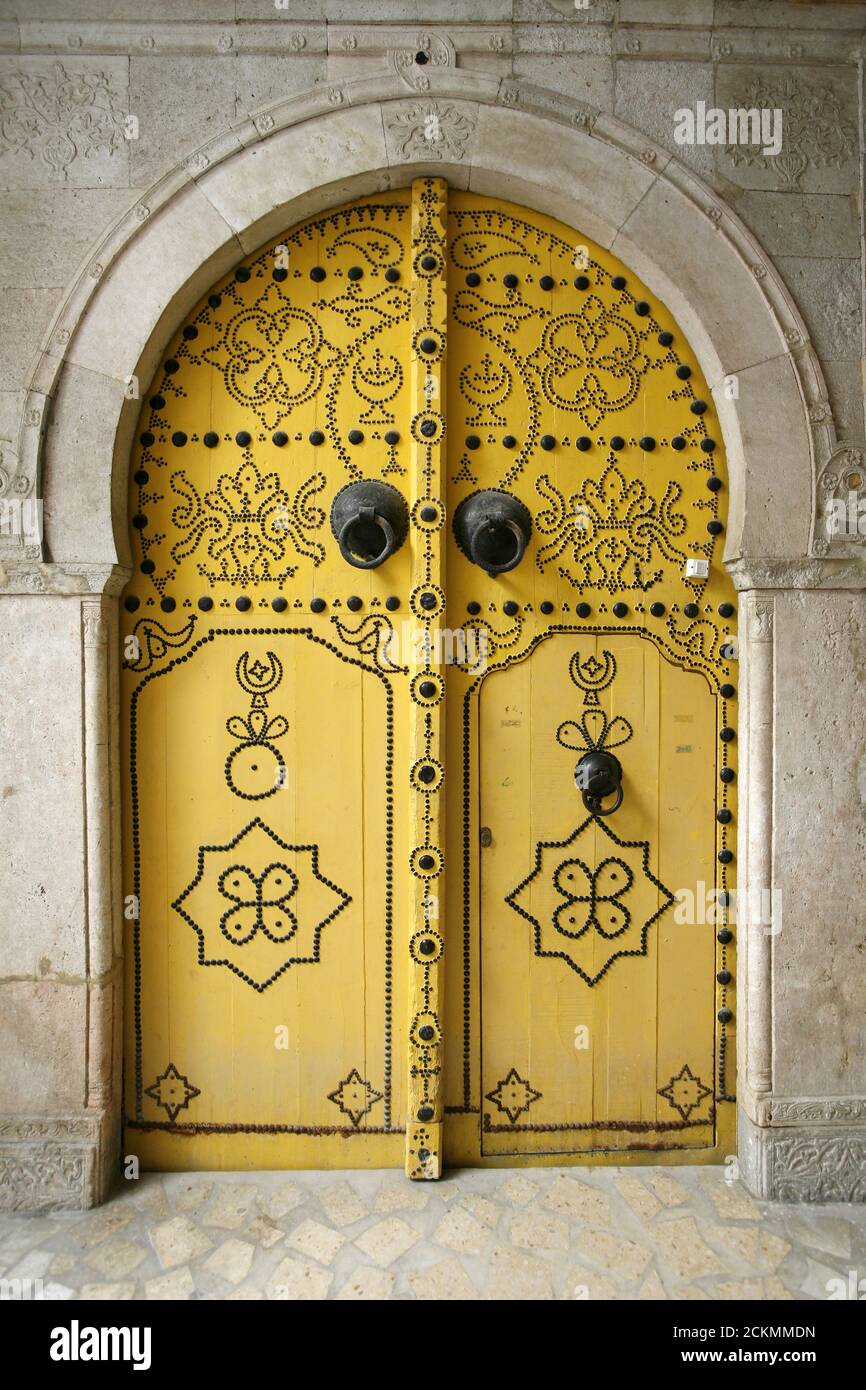 Porte tunisienne traditionnelle Banque de photographies et d'images à haute  résolution - Alamy