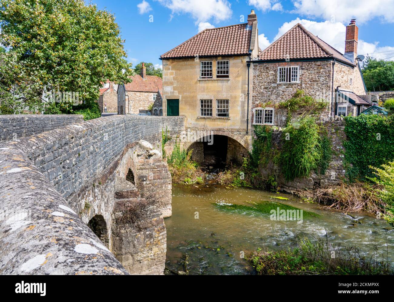 Pont et Bridge House au-dessus de la rivière Chew à Pensford Près de Bath Somerset Royaume-Uni Banque D'Images