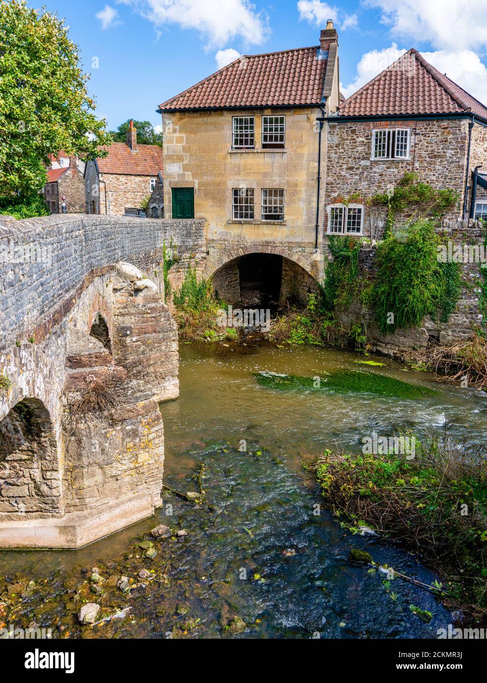 Pont et Bridge House au-dessus de la rivière Chew à Pensford Près de Bath Somerset Royaume-Uni Banque D'Images