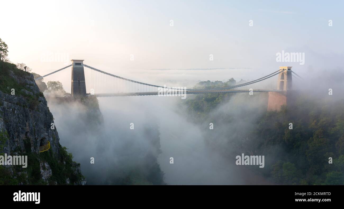 Un photographe sur le bord de la gorge Avon tournage Le matin, l'inversion des nuages surjambe le pont suspendu de Clifton à Bristol ROYAUME-UNI Banque D'Images