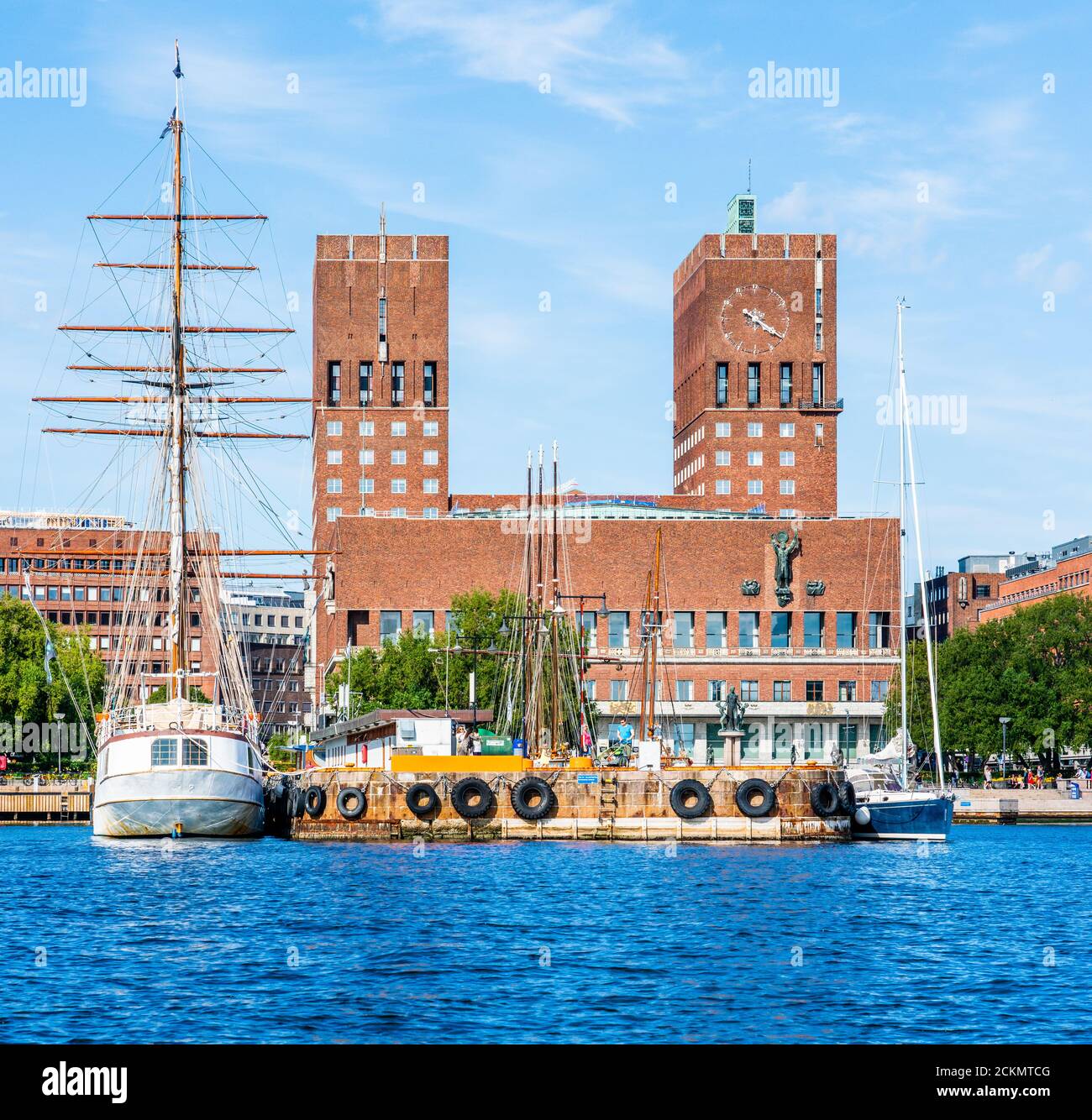 Hôtel de ville d'Oslo le Radhuset - site du Nobel Cérémonie de remise des prix vue depuis le front de mer d'Oslofjord - Norvège Banque D'Images