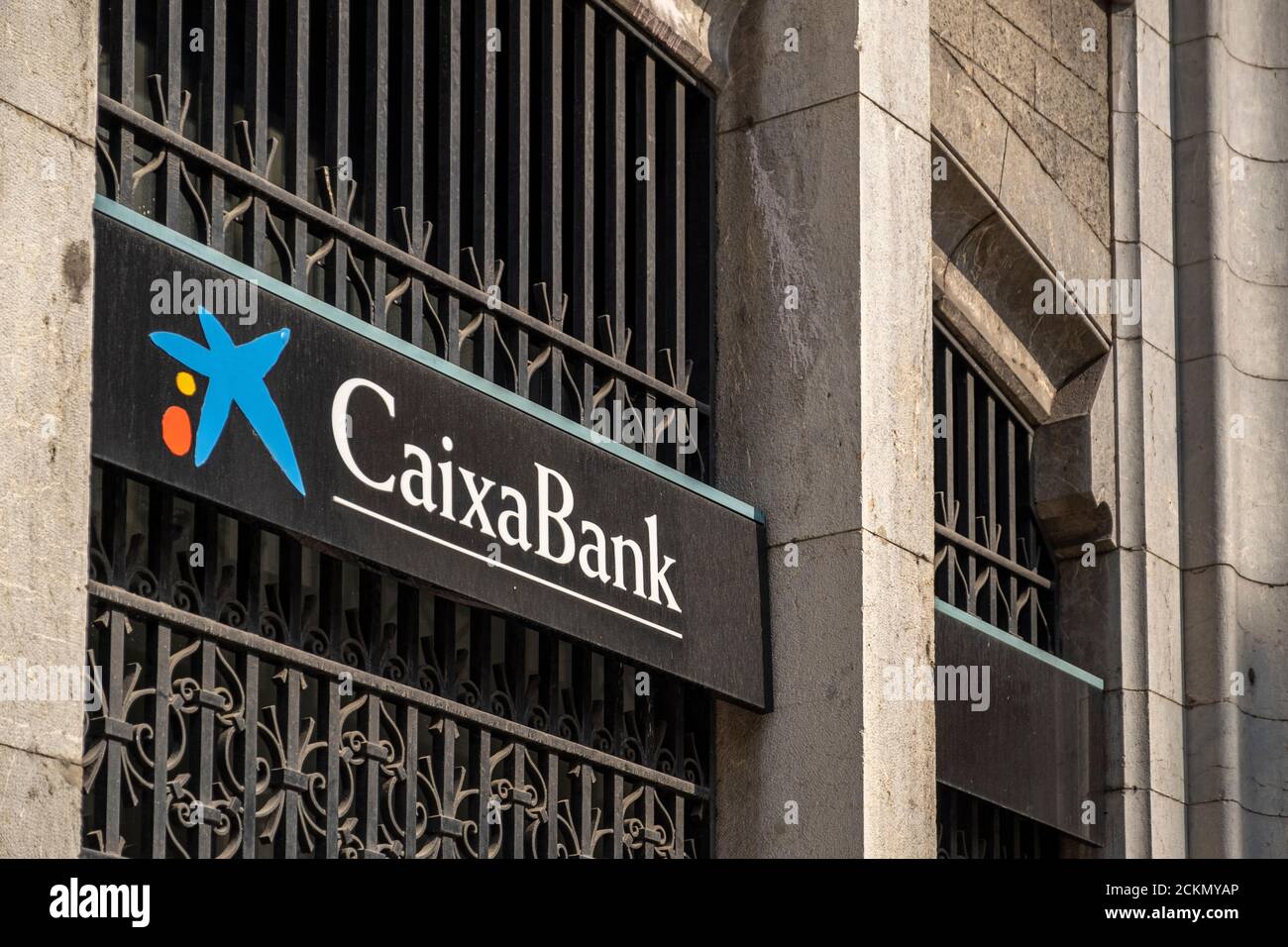 Barcelone, Espagne. 16 septembre 2020. Le logo CaixaBank est visible dans l'un des bureaux bancaires de Barcelone. Les conseils d'administration des entités bancaires espagnoles CaixaBank et Bankia approuveront la fusion des deux entités en une nouvelle banque qui deviendra la première banque espagnole en matière de classification d'actifs. Crédit : SOPA Images Limited/Alamy Live News Banque D'Images