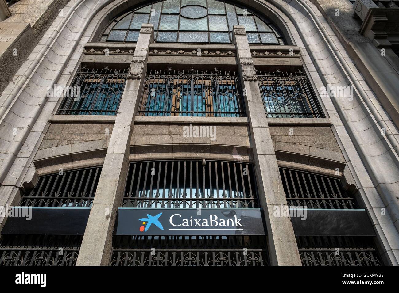 Barcelone, Espagne. 16 septembre 2020. Le logo CaixaBank est vu dans l'une de ses principales agences à Barcelone.les conseils d'administration des entités bancaires espagnoles CaixaBank et Bankia approuveront la fusion des deux entités dans une nouvelle banque qui deviendra la première banque espagnole dans la classification des actifs. Crédit : SOPA Images Limited/Alamy Live News Banque D'Images