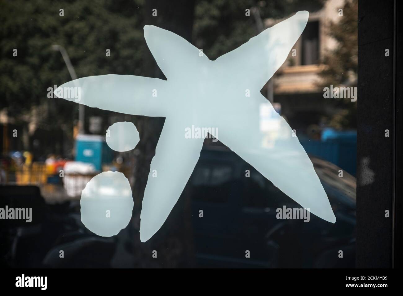 Barcelone, Espagne. 16 septembre 2020. Le populaire logo CaixaBank conçu par l'artiste Joan Miró est vu dans l'un des nouveaux centres de magasins à Barcelone.les conseils d'administration des entités bancaires espagnoles CaixaBank et Bankia approuveront la fusion des deux entités dans une nouvelle banque qui deviendra la première banque espagnole dans la classification des actifs. Crédit : SOPA Images Limited/Alamy Live News Banque D'Images