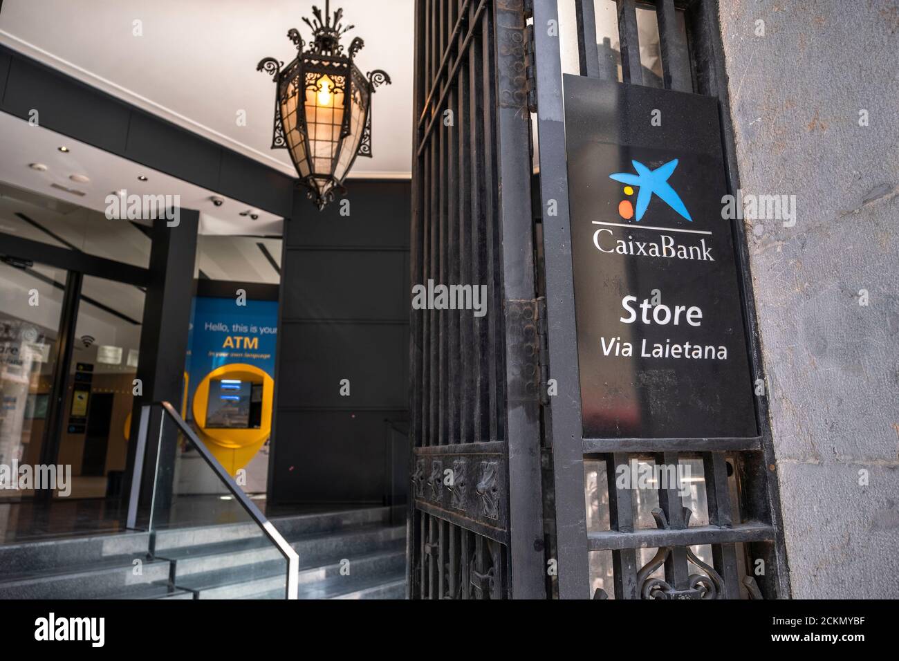 Barcelone, Espagne. 16 septembre 2020. Le logo CaixaBank est visible dans l'un des nouveaux centres de magasins de Barcelone. Les conseils d'administration des entités bancaires espagnoles CaixaBank et Bankia approuveront la fusion des deux entités en une nouvelle banque qui deviendra la première banque espagnole en matière de classification d'actifs. Crédit : SOPA Images Limited/Alamy Live News Banque D'Images