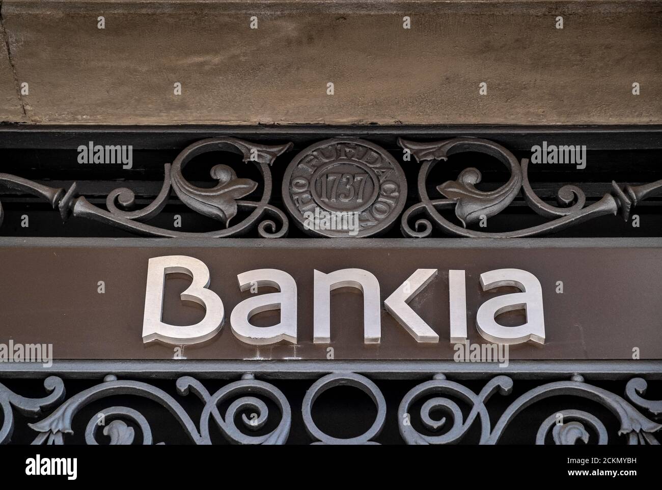 Barcelone, Espagne. 16 septembre 2020. Le logo Bankia est visible sur la façade de l'un de ses bureaux bancaires à Barcelone. Les conseils d'administration des entités bancaires espagnoles CaixaBank et Bankia approuveront la fusion des deux entités en une nouvelle banque qui deviendra la première banque espagnole dans la classification des actifs. Crédit : SOPA Images Limited/Alamy Live News Banque D'Images