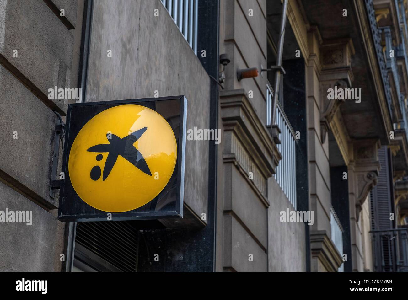 Barcelone, Espagne. 16 septembre 2020. Le logo CaixaBank est visible dans l'un des bureaux bancaires de Barcelone. Les conseils d'administration des entités bancaires espagnoles CaixaBank et Bankia approuveront la fusion des deux entités en une nouvelle banque qui deviendra la première banque espagnole en matière de classification d'actifs. Crédit : SOPA Images Limited/Alamy Live News Banque D'Images