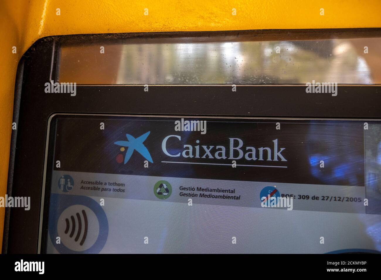 Barcelone, Espagne. 16 septembre 2020. Le logo CaixaBank vu sur un guichet automatique dans un bureau de banque à Barcelone.les conseils d'administration des entités bancaires espagnoles CaixaBank et Bankia approuveront la fusion des deux entités dans une nouvelle banque qui deviendra la première banque espagnole dans la classification d'actifs. Crédit : SOPA Images Limited/Alamy Live News Banque D'Images
