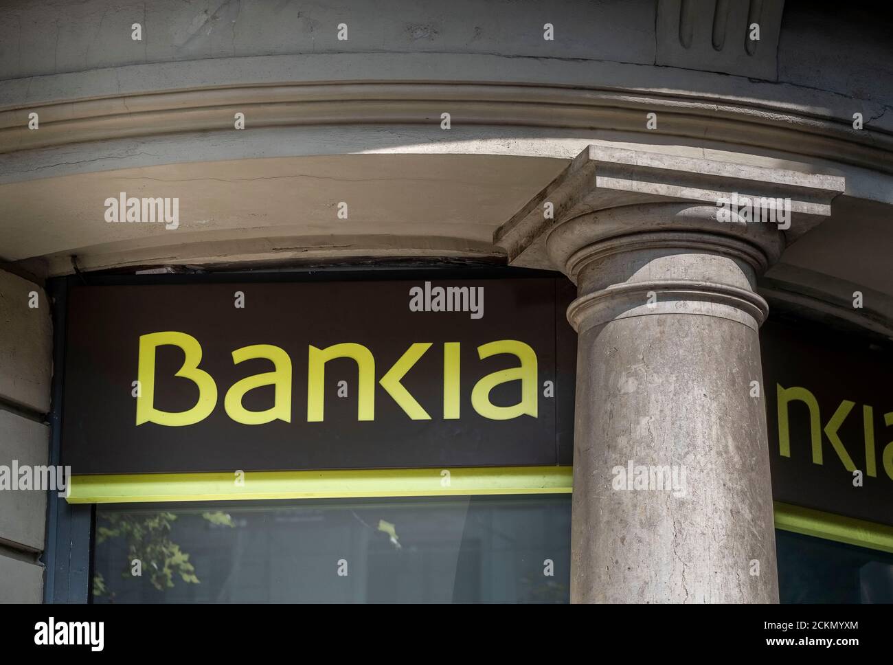 Barcelone, Espagne. 16 septembre 2020. Le logo Bankia est visible sur la façade de l'un de ses bureaux bancaires à Barcelone. Les conseils d'administration des entités bancaires espagnoles CaixaBank et Bankia approuveront la fusion des deux entités en une nouvelle banque qui deviendra la première banque espagnole dans la classification des actifs. Crédit : SOPA Images Limited/Alamy Live News Banque D'Images