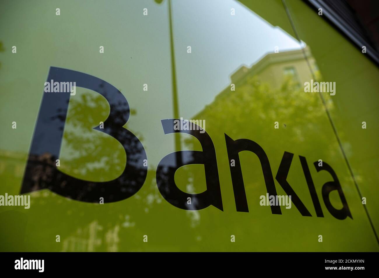 Barcelone, Espagne. 16 septembre 2020. Le logo Bankia est visible sur la façade de l'un de ses bureaux bancaires à Barcelone. Les conseils d'administration des entités bancaires espagnoles CaixaBank et Bankia approuveront la fusion des deux entités en une nouvelle banque qui deviendra la première banque espagnole dans la classification des actifs. Crédit : SOPA Images Limited/Alamy Live News Banque D'Images