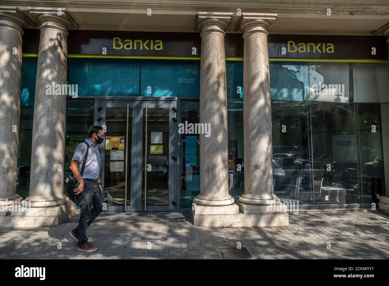 Barcelone, Espagne. 16 septembre 2020. Le logo Bankia est visible sur la façade de l'un de ses bureaux bancaires à Barcelone. Les conseils d'administration des entités bancaires espagnoles CaixaBank et Bankia approuveront la fusion des deux entités en une nouvelle banque qui deviendra la première banque espagnole dans la classification des actifs. Crédit : SOPA Images Limited/Alamy Live News Banque D'Images