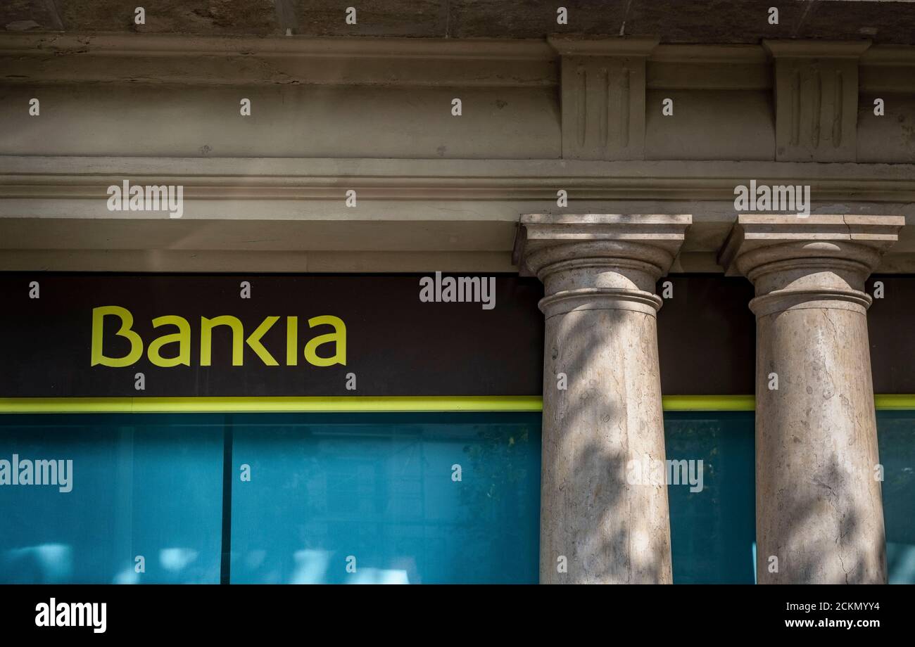 Barcelone, Espagne. 16 septembre 2020. Le logo Bankia est visible sur la façade de l'un de ses bureaux bancaires à Barcelone. Les conseils d'administration des entités bancaires espagnoles CaixaBank et Bankia approuveront la fusion des deux entités en une nouvelle banque qui deviendra la première banque espagnole dans la classification des actifs. Crédit : SOPA Images Limited/Alamy Live News Banque D'Images